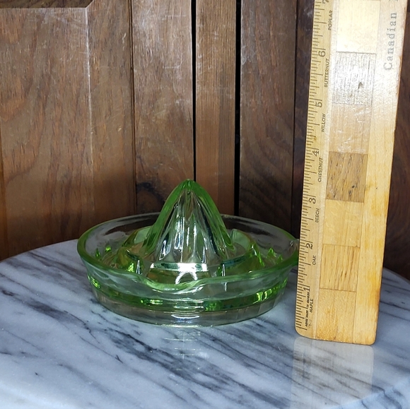 Uranium Glass Juicer - Picture 4 of 15